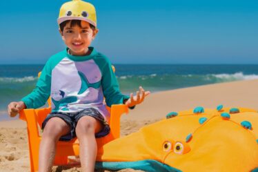 dziecko w czapce na plaży latem