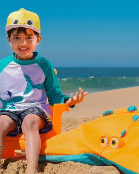 dziecko w czapce na plaży latem
